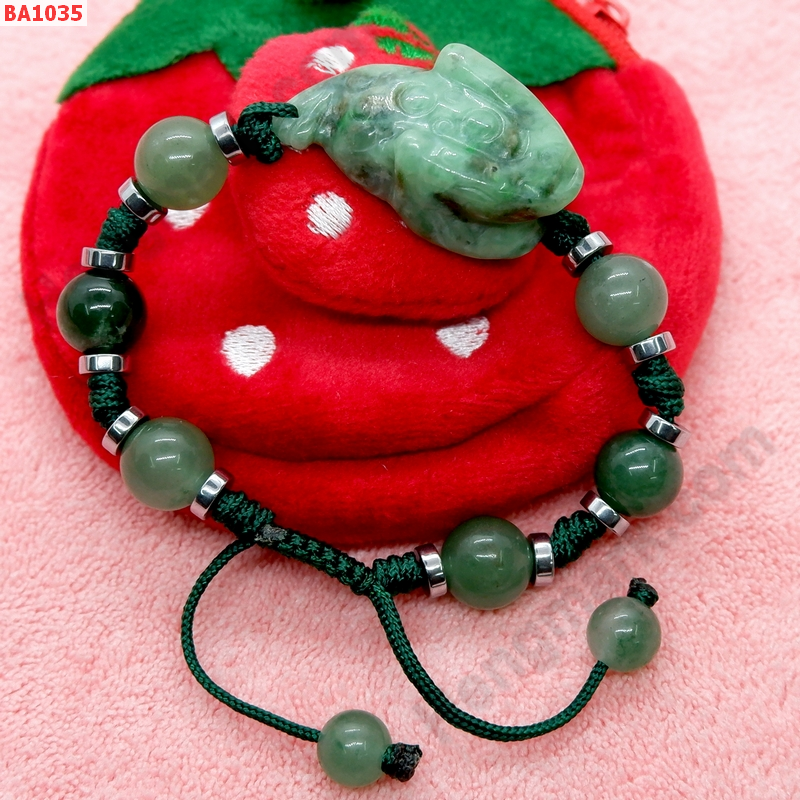 BA1035 สร้อยข้อมือกบคาบเหรียญหยกเขียวเชือกถัก ราคา 449 บาท http://www.hengmark.com/view_product/BA1035.htm BA1035 สร้อยข้อมือกบคาบเหรียญหยกเขียวเชือกถัก ราคา 449 บาท http://www.hengmark.com/view_product/BA1035.htm