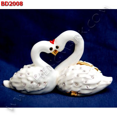 BD2008 หงส์ขาวคู่ทองเหลืองลงยาประดับคริสตัล ราคา 1200 บาท http://www.hengmark.com/view_product/BD2008.htm