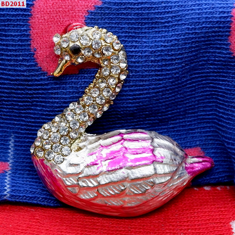 BD2011 หงส์ขาวฝังคริสตัล แม่เหล็กติดตู้เย็น ราคา 229 บาท http://www.hengmark.com/view_product/BD2011.htm