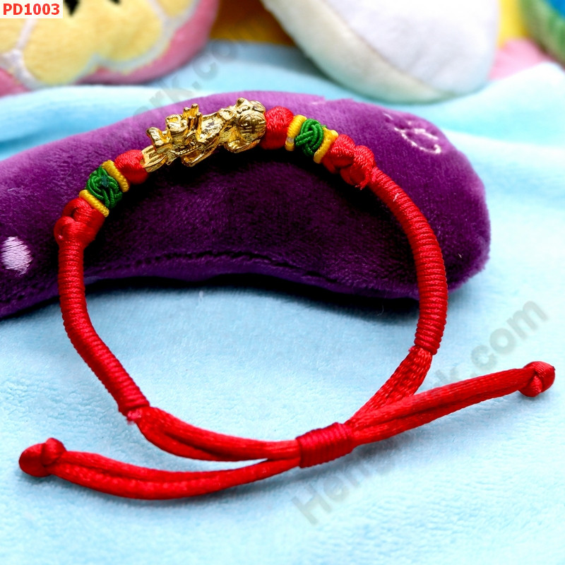 PD1003 สร้อยข้อมือปี่เซียะสีทองร้อยสร้อยเชือกแดง ราคา 199 บาท http://www.hengmark.com/view_product/PD1003.htm