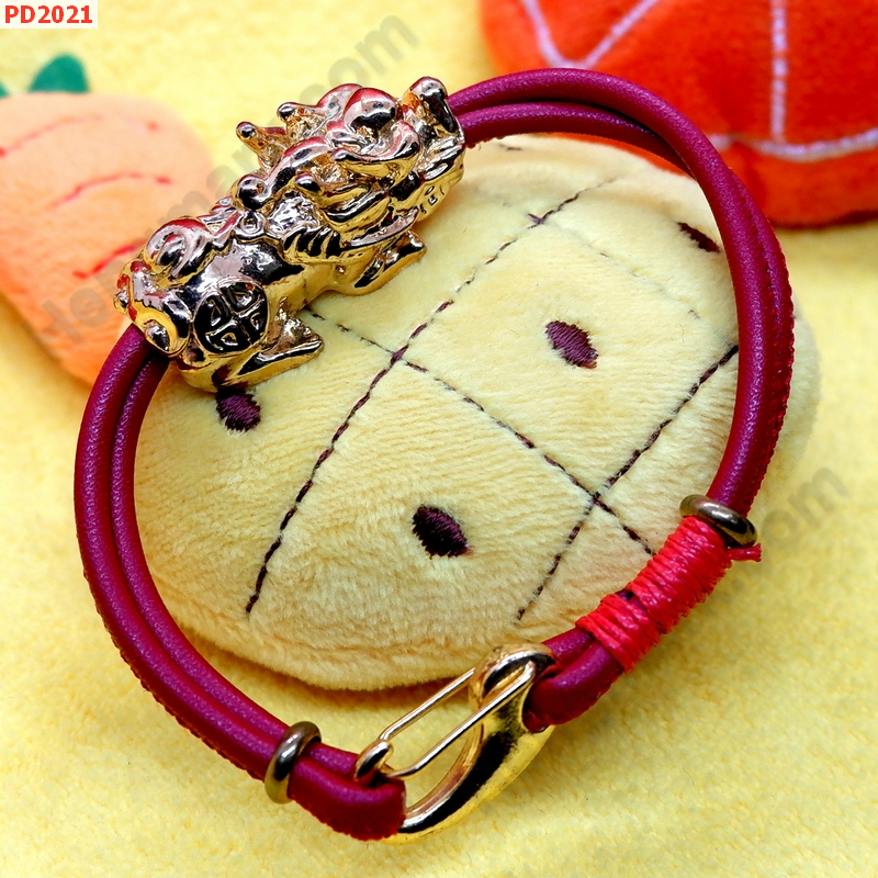 PD2021 สร้อยข้อมือปี่เซียะทอง สายหนังสีแดง ราคา 299 บาท http://www.hengmark.com/view_product/PD2021.htm