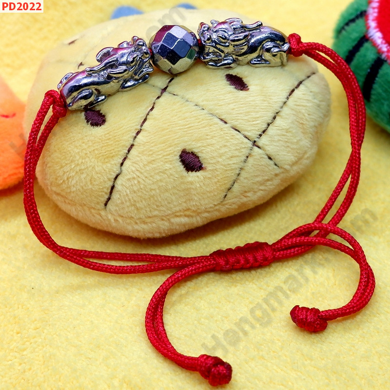 PD2022 สร้อยข้อมือเชือกปี่เซียะคู่่สีเงิน เชือกแดง ราคา 229 บาท http://www.hengmark.com/view_product/PD2022.htm