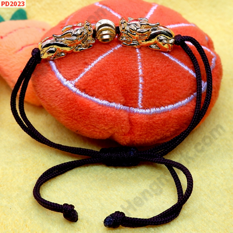 PD2023 สร้อยข้อมือเชือกปี่เซียะคู่่สีทอง เชือกน้ำตาล ราคา 229 บาท http://www.hengmark.com/view_product/PD2023.htm