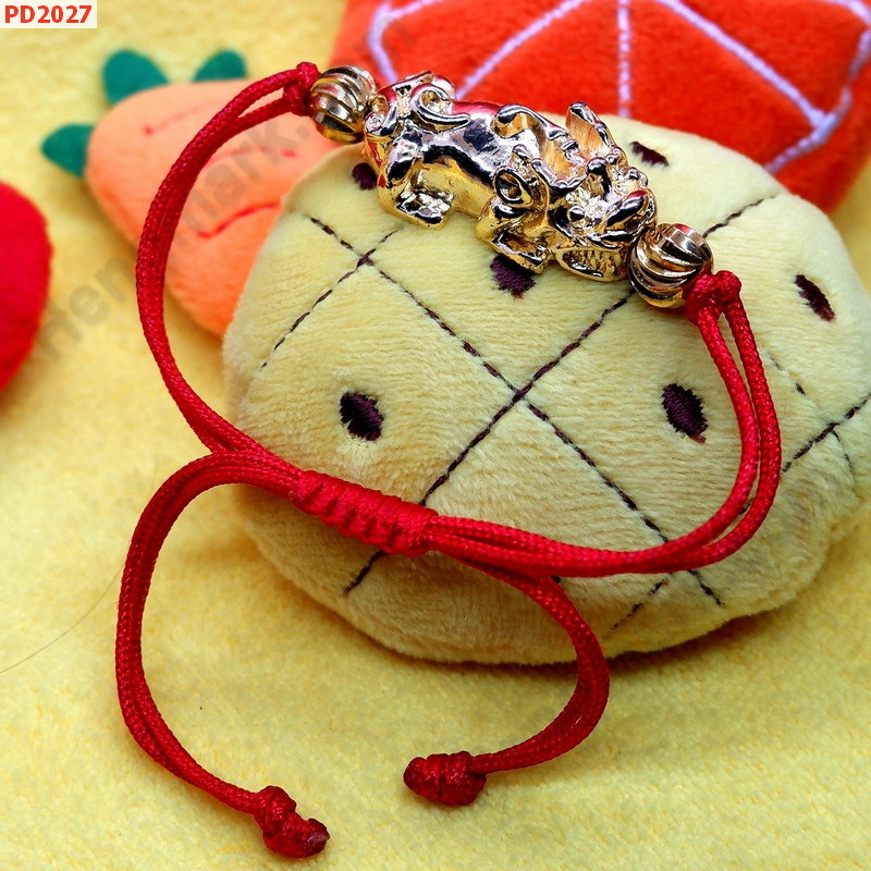 PD2027 สร้อยข้อมือเชือกปี่เซียะสีทอง เชือกซาตินแดง ราคา 299 บาท http://www.hengmark.com/view_product/PD2027.htm