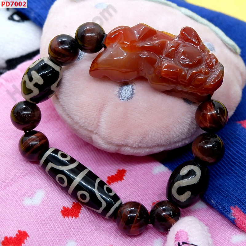 PD7002 สร้อยข้อมือปี่เซียะหินสีแดง+DZI  ราคา 739 บาท http://www.hengmark.com/view_product/PD7002.htm