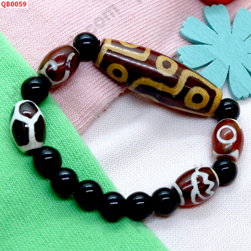 QB0059 สร้อยข้อมือ DZI 9 ตา+ 4ลาย ราคา 599 บาท http://www.hengmark.com/view_product/QB0059.htm QB0059 สร้อยข้อมือ DZI 9 ตา+ 4ลาย ราคา 599 บาท http://www.hengmark.com/view_product/QB0059.htm