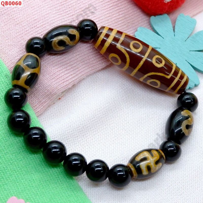 QB0060 สร้อยข้อมือ DZI 8 ตา+ 4ลาย ราคา 629 บาท http://www.hengmark.com/view_product/QB0060.htm