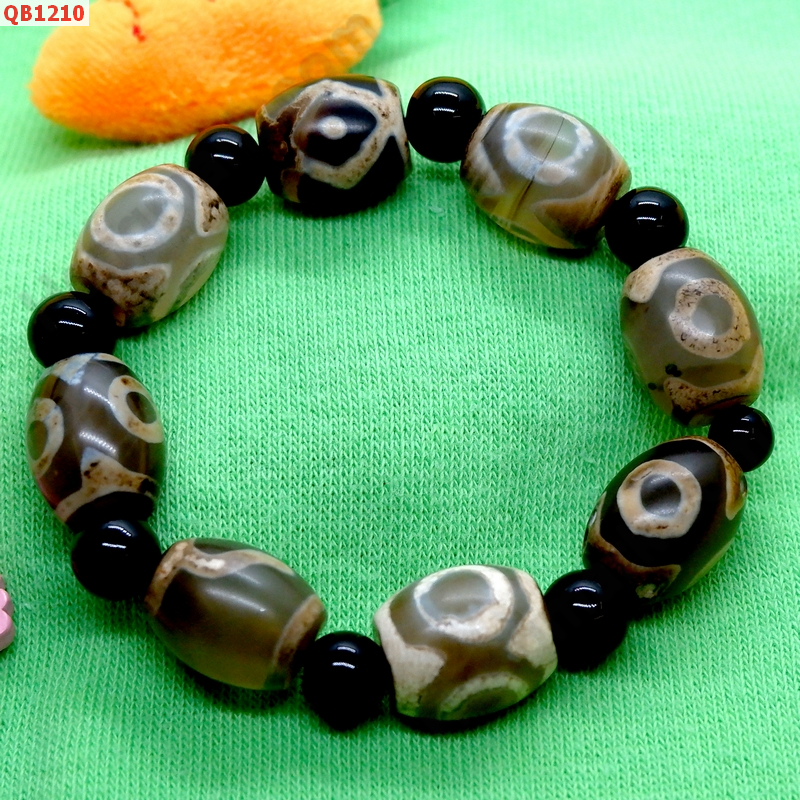 QB1210 สร้อยข้อมือ DZI 8 เม็ด ลาย 3 ตา หรูยี่ ตามังกร ราคา 399 บาท http://www.hengmark.com/view_product/QB1210.htm