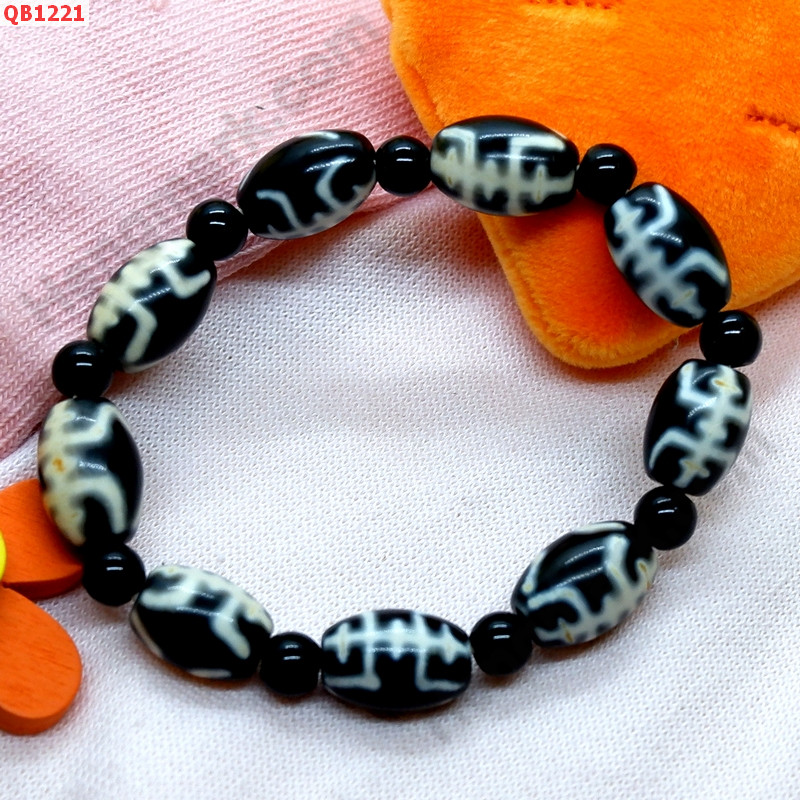 QB1221 สร้อยข้อมือ DZI ลายอายุยืน 9 เม็ด ราคา 939 บาท http://www.hengmark.com/view_product/QB1221.htm