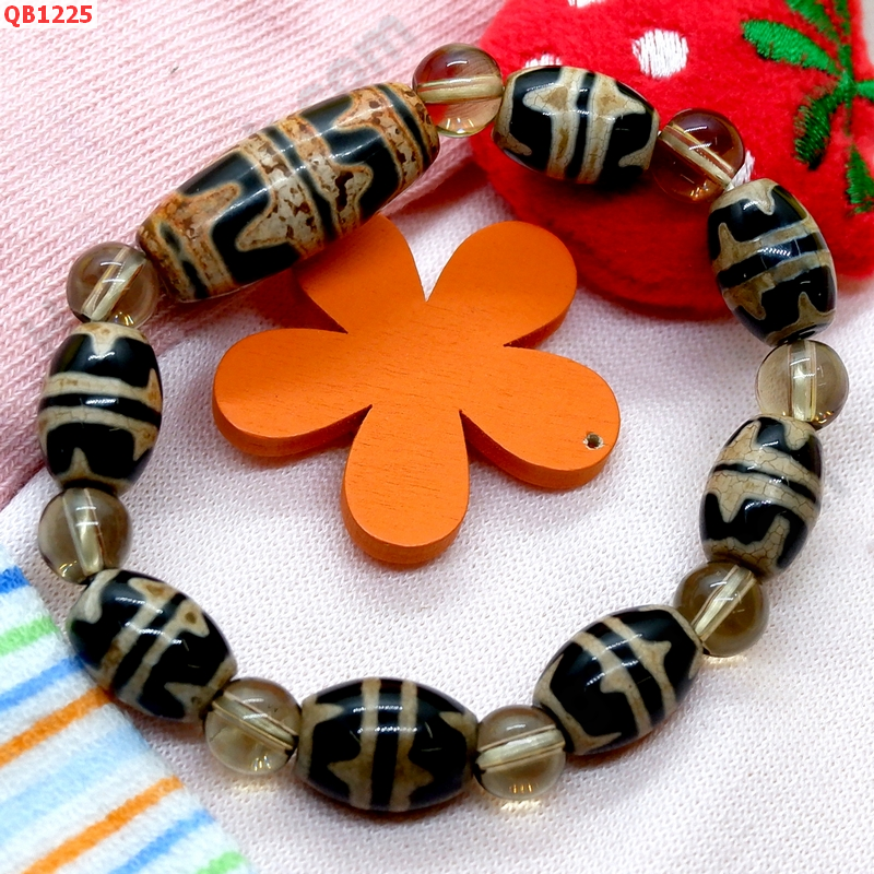 QB1225 สร้อยข้อมือ DZI เขี้ยวเสือคู่ 8 เม็ด ราคา 799 บาท http://www.hengmark.com/view_product/QB1225.htm