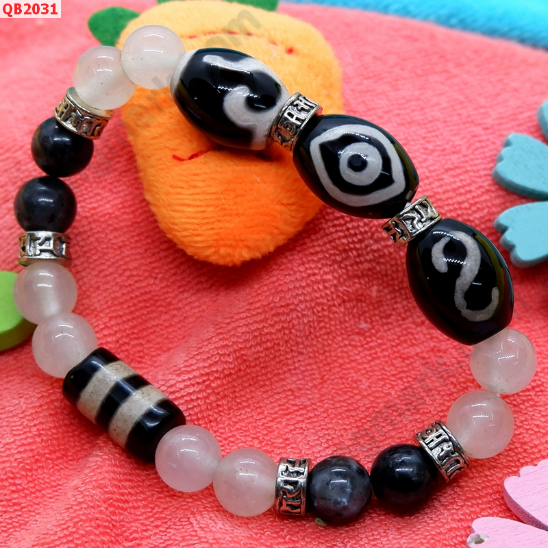 QB2031 สร้อยข้อมือหินDZI  ตามังกร ตะขอ หรูยี่และ 2 เส้น ราคา 599 บาท http://www.hengmark.com/view_product/QB2031.htm QB2031 สร้อยข้อมือหินDZI  ตามังกร ตะขอ หรูยี่และ 2 เส้น ราคา 599 บาท http://www.hengmark.com/view_product/QB2031.htm