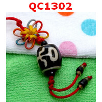 QC1302 : หินทิเบตแขวนมือถือ ลายผู้สูงศักดิ์